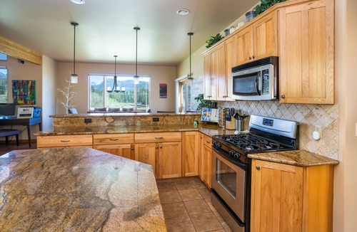 Purgatory House | Beautiful Mountain Home, 2 Miles to Ski Resort, Hot Tub, and Dog Friendly.