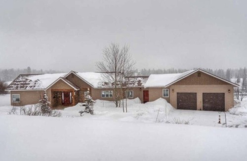 Purgatory House | Beautiful Mountain Home, 2 Miles to Ski Resort, Hot Tub, and Dog Friendly.