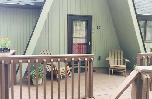 Lake Harmony Estates Ski Chalet | Beautiful Mountain View Chalet in Lake Harmony/Poconos