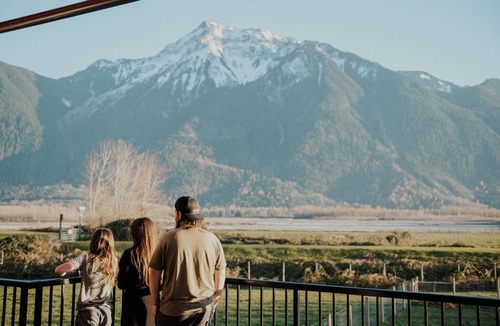 Popkum Ski Chalet | Beautiful Mountain Views 2 bedroom, 2 bathroom chalet w/private hot tub nn