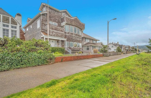 Seaside House | Beautiful multi-level oceanfront home, perfect retreat for friends or family.