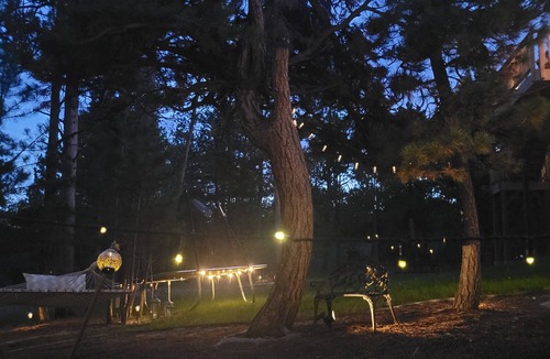 Larkspur Apartment | Beautiful nature filled peaceful w/HotTub 1 bedroom private above garage suite