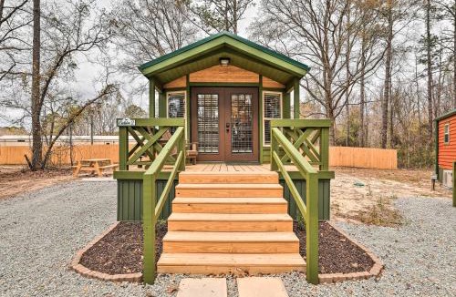 New Bern Apartment | Beautiful New Bern Studio Cabin w/Fire Pit!