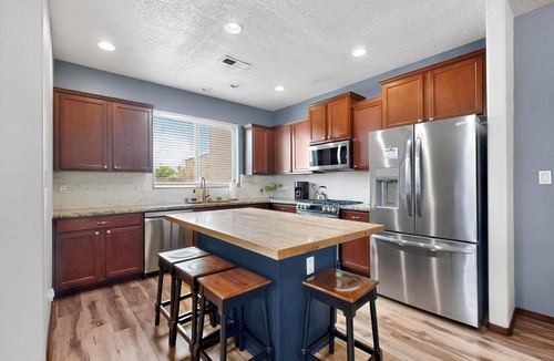 North Valley House | Beautiful North Valley home, garage, yard, BBQ