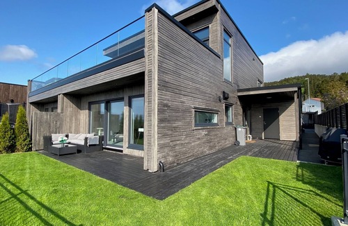 Osoyro Apartment | Beautiful ocean and fjord view short distance to Bergen