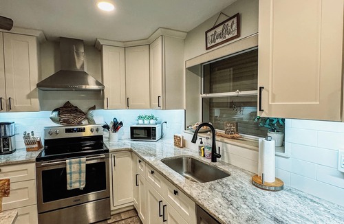 O'byrne House | Beautiful Ocean Beach Cottage - 25 paces from Beach!