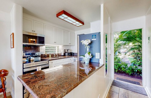 Wailua Condo | Beautiful oceanfront studio on the beach with outdoor pool & full kitchen