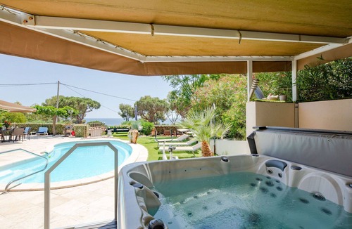 Plage de la Garonnette House | Beautiful private villa for 6 guests with private pool, hot tub, A/C, WIFI, TV and terrace