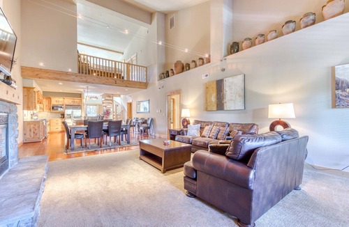 Government Camp House | Beautiful penthouse condo w/shared pool & hot tub - amazing views & free WiFi