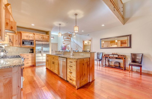 Government Camp House | Beautiful penthouse condo w/shared pool & hot tub - amazing views & free WiFi