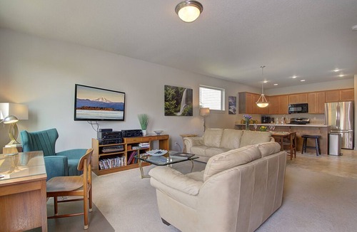 Vancouver House | Beautiful & pet friendly! Close to Downtown and Hwy