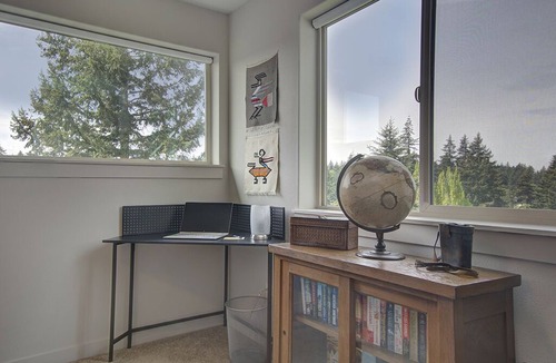 Vancouver House | Beautiful & pet friendly! Close to Downtown and Hwy
