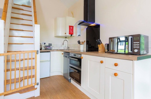 Cookbury House | Beautiful private villa for 4 guests with WIFI, hot tub, TV, terrace and pets allowed