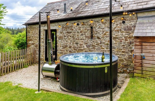 Cookbury House | Beautiful private villa for 4 guests with WIFI, hot tub, TV, terrace and pets allowed