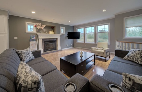 Langley House | Beautiful private 4 bedroom home on acreage - King sized bed!