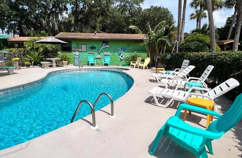 Okeechobee Cabin | Beautiful private log cabin on the water in a small cabin community.