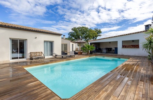 Corneilhan House | Beautiful private villa for 6 guests with WIFI, A/C, private pool, TV, patio and parking