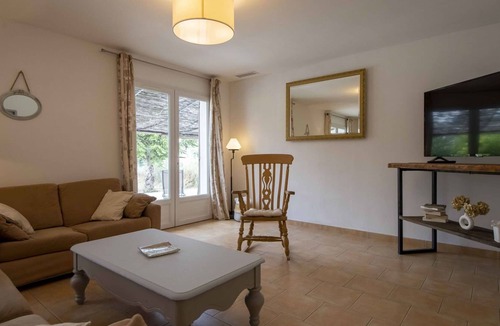 Pernes-les-Fontaines Villa | Beautiful private villa for 6 guests with WIFI, private pool, A/C, TV, patio and parking