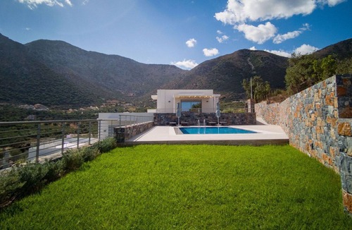 Vlichada Villa | Beautiful private villa for 6 people with WIFI, private pool, A/C, TV, terrace and parking