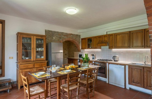 Ponte Buriano Villa | Beautiful private villa for 25 guests with private pool, WIFI, TV, patio and pets allowed