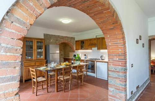 Ponte Buriano Villa | Beautiful private villa for 25 guests with private pool, WIFI, TV, patio and pets allowed