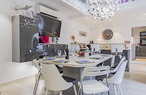 Les 3 Ponts Villa | Beautiful private villa with hot tub, WIFI, private pool, A/C, TV, terrace and pets allowed