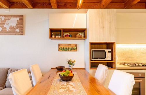 Peglio House | Beautiful private villa for 4 guests with WIFI, TV, terrace and pets allowed