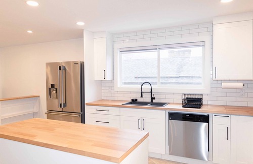Merritt House | Beautiful quiet space located in the heart of Merritt suburbs.