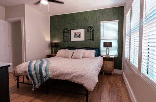 Lincoln Terrace Condo | Beautiful remodeled historical home in safe neighborhood downtown.