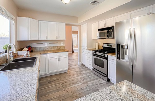 Spring Valley House | Beautiful Remodeled 4 b3b home minutes to strip