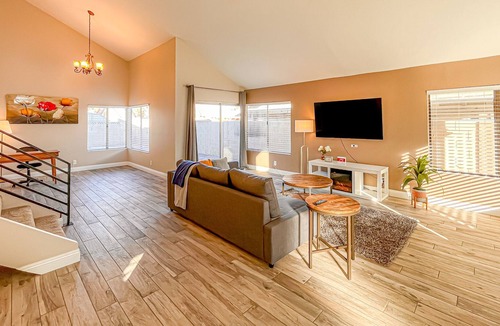 Spring Valley House | Beautiful Remodeled 4 b3b home minutes to strip