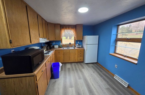 Westmont House | Beautiful Remodelled Suite in Peaceful Hill Top Neighborhood with AC