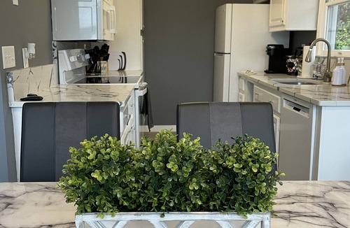 Danbury House | Beautiful Renovated Direct Waterfront Candlewood Lake Home~Views~Weekly Discount