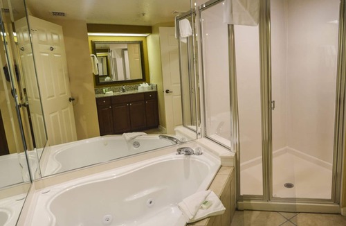Florida Central Atlantic Coast Resort | BEAUTIFUL RESORT STUDIO WITH JACUZZI NEAR ALL ATTRACTIONS