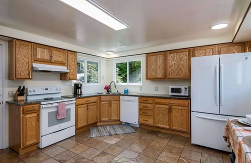 Scottsburg House | Beautiful RiverFront Home on the Umpqua River W/Private Dock & World Class Fishing