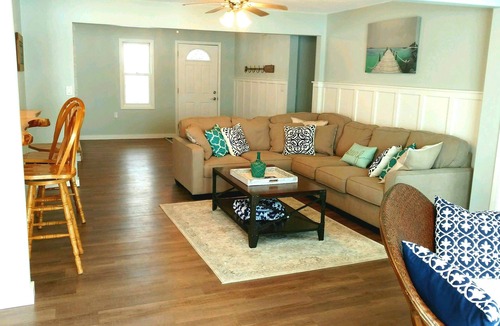La Crosse House | Beautiful Riverside Beach House with private dock/beach frontage
