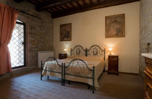 Agello Bed & Breakfast | Beautiful room for 4 people with WIFI, A/C, pool, TV, veranda and pets allowed, close to Perugia