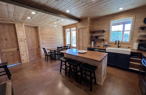 Higden Cabin | Beautiful rustic cabin on the shores of Greer's Ferry Lake