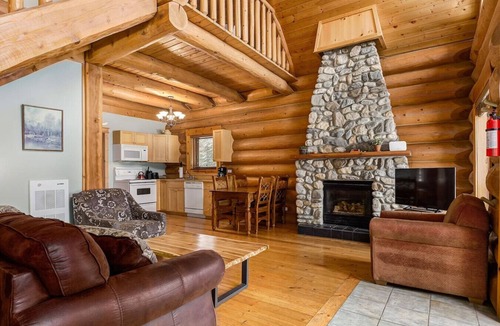 Golden Ski Chalet | Beautiful Rustic Chalet in the Heart of Rockies