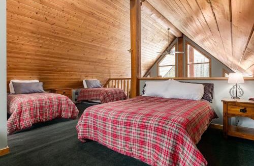 Golden Ski Chalet | Beautiful Rustic Chalet in the Heart of Rockies