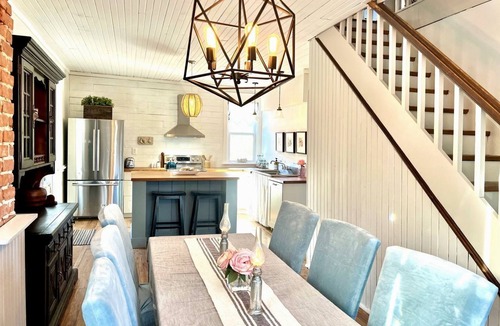 Unorganized Centre Parry Sound House | Beautiful, Rustic, Lodge with Pizza Oven, BBQ, and Porch for an Amazing Family Getaway in Ontario