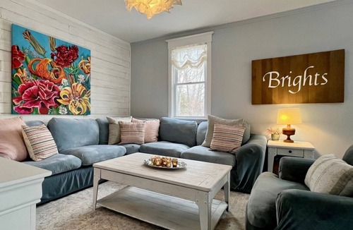 Unorganized Centre Parry Sound House | Beautiful, Rustic, Lodge with Pizza Oven, BBQ, and Porch for an Amazing Family Getaway in Ontario