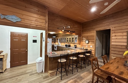 Scottsboro Cabin | Beautiful rustic lodge located on Lake Guntersville with private boat ramp/dock.