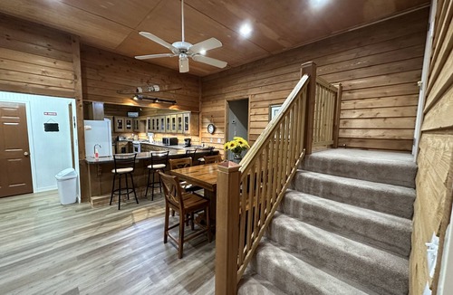 Scottsboro Cabin | Beautiful rustic lodge located on Lake Guntersville with private boat ramp/dock.