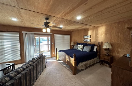Scottsboro Cabin | Beautiful rustic lodge located on Lake Guntersville with private boat ramp/dock.