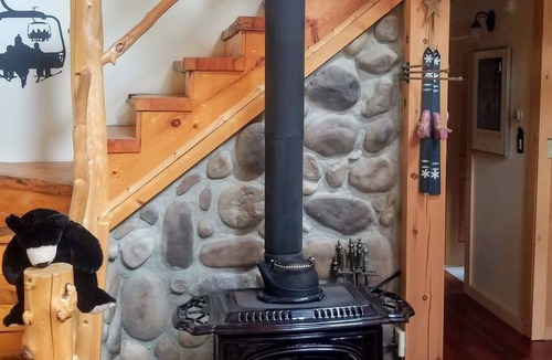 Stratton House | Beautiful Rustic Log Home, 10 minutes from Sugarloaf Mountain Ski Resort