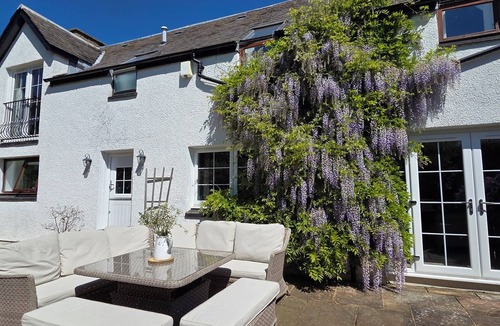 Linlithgow Cottage | Beautiful Scottish country garden cottage near Edinburgh with countryside views
