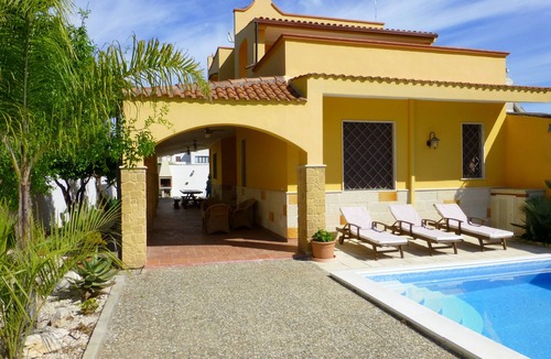 Lendinuso Villa | Beautiful Seaside Villa with pool & garden. 25 Mins From Airport. Free Wifi
