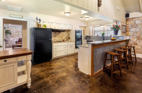 New Braunfels House | BEAUTIFUL SECLUDED OASIS MINUTES FROM HISTORIC GRUENE!