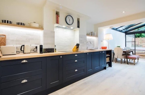 Kennington Apartment | Beautiful Separate Self Contained Garden Apartment